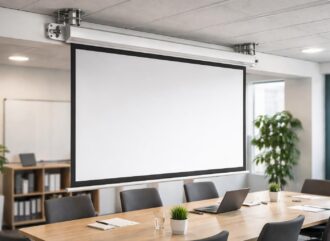 assurez la sécurité en entreprise grâce à une fixation conforme de votre écran de projection. guide pratique pour allier stabilité et respect des normes.