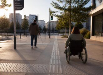 découvrez l'importance des bandes de guidage pmr pour garantir la conformité aux normes et assurer une accessibilité optimale à tous, y compris aux personnes à mobilité réduite.